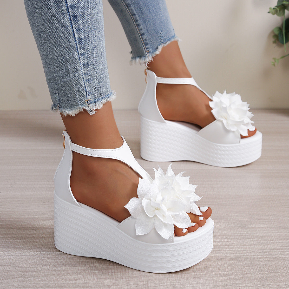 Western Style White Floral Wedge Sandals Women'S Open-Toe T-Strap Thick Sole Height-Increasing Shoes Summer Wedding Party Versatile Women'S Shoes, Women Shoes